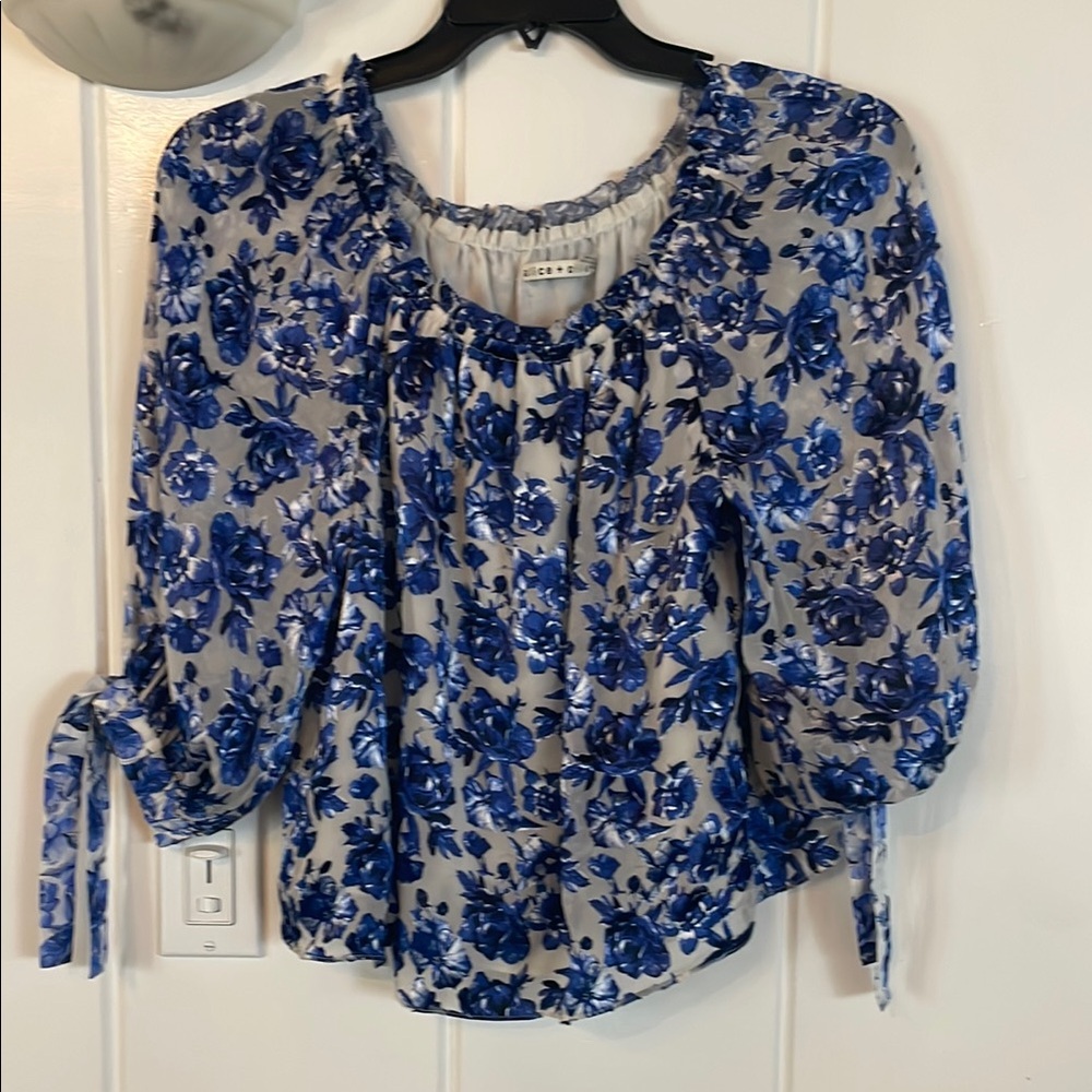 Alice +Olivia Blue and White Rose Fixed Tie Sleeve Blouse